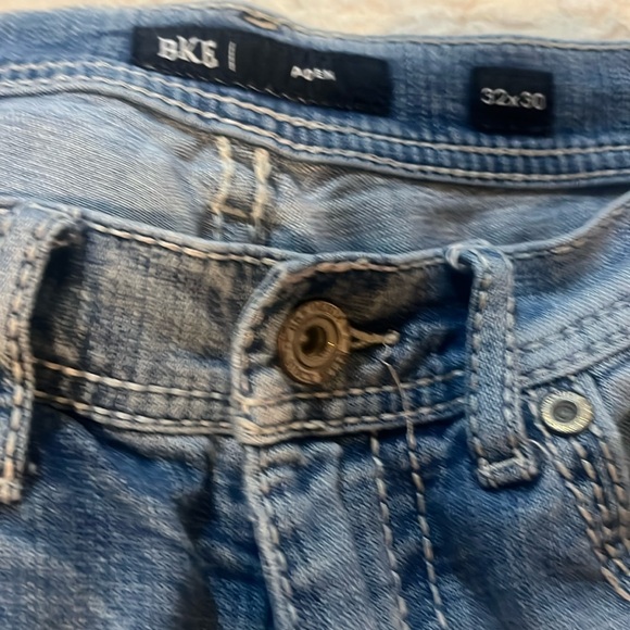 BKE Jeans light color worn a few times . Nice. No rips or tears - Picture 1 of 4